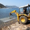 Τοποθέτηση προκατασκευασμένων πλακών οπλισμένου σκυροδέματος στη θάλασσα για την κατασκευή ράμπας ρυμούλκησης σκαφών