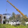 Τοποθέτηση με γερανό του σκελετού του στεγάστρου